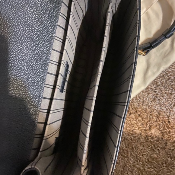 Black Louis Vuitton cross body bag. - Picture 4 of 5